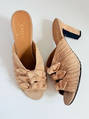 Chanel G33762 Beige Suede Triple Bow CC Logo Heel Mule Sandals Size 41 2018